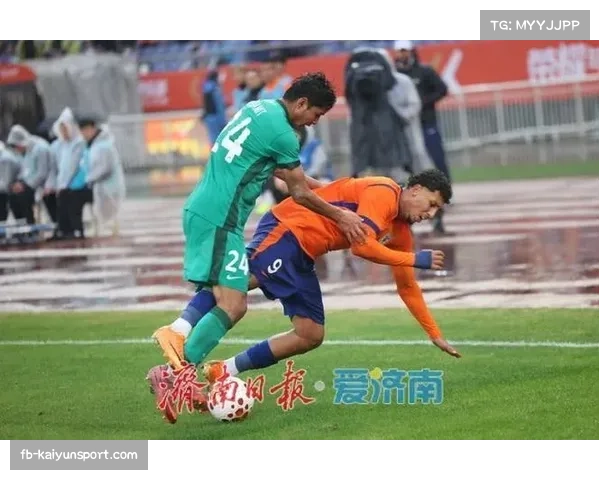 雨战记忆：球迷在恶劣天气下坚守看台，为球队呐喊